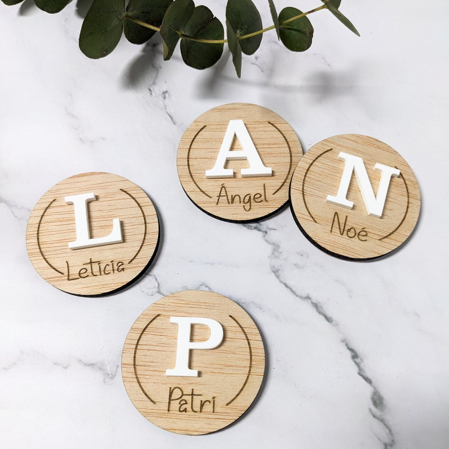 Marcasitios redondo Inicial metacrilato